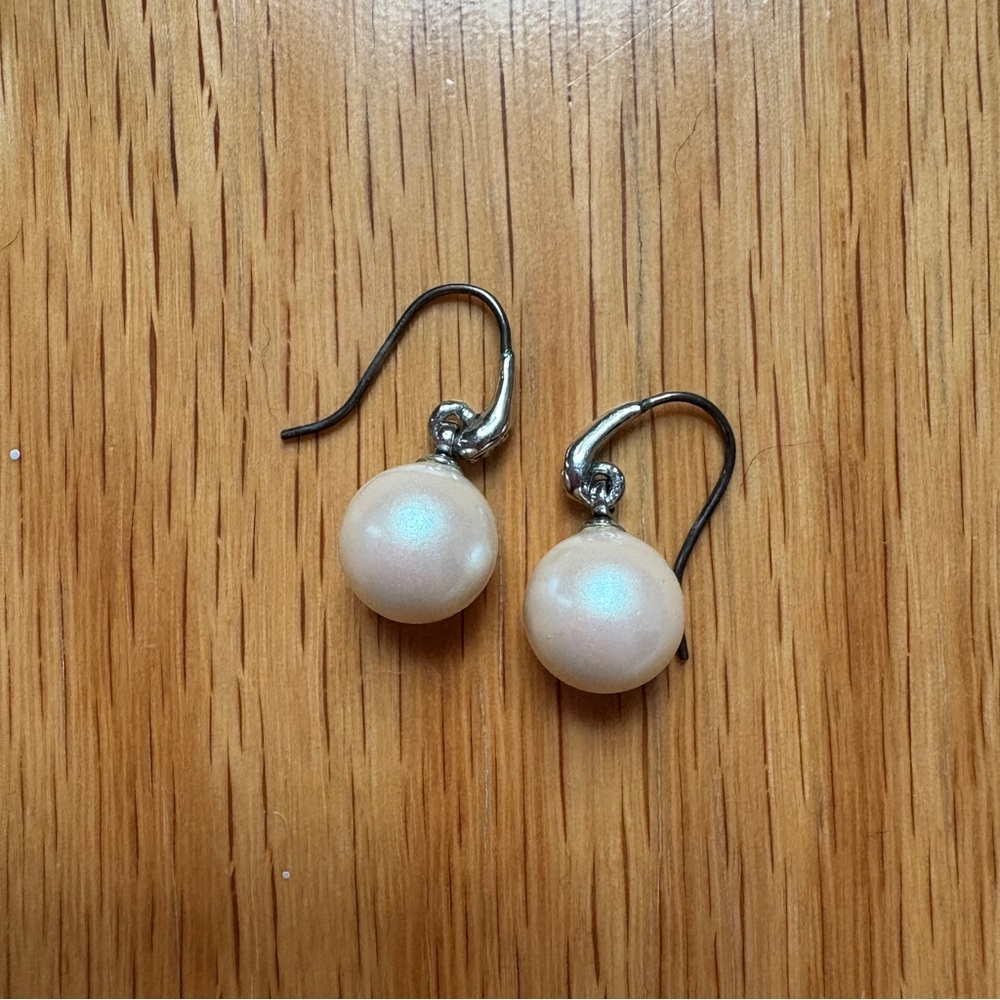 Chic Pearl Drop Earrings in Cream